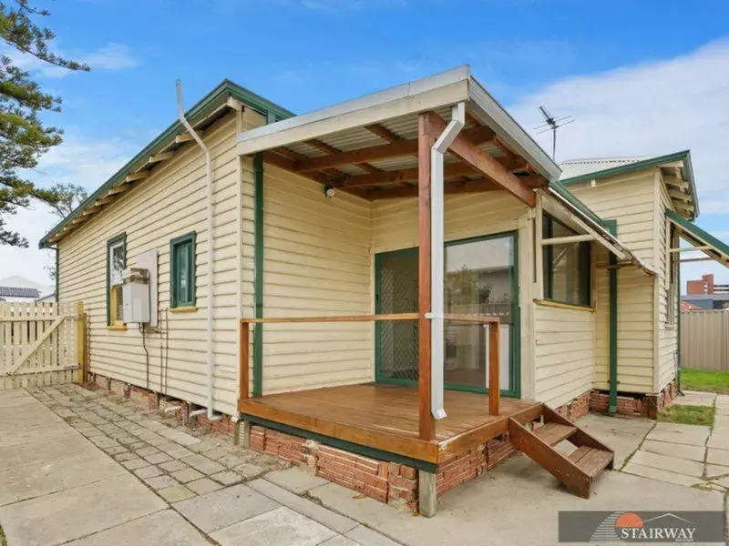 Howick Street — 1940s character home on the citys doorstep !