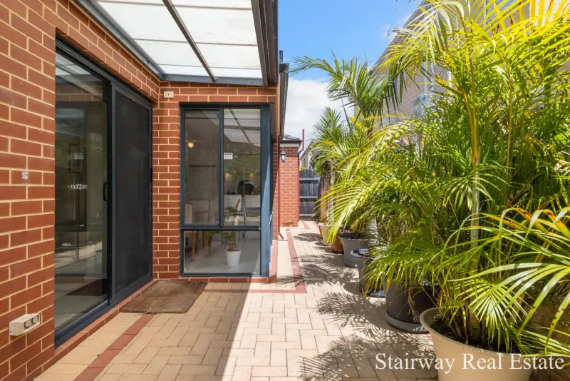 Mirror Lane — Splendid 3/4 Bedroom Webb & Brown-Neaves Residence