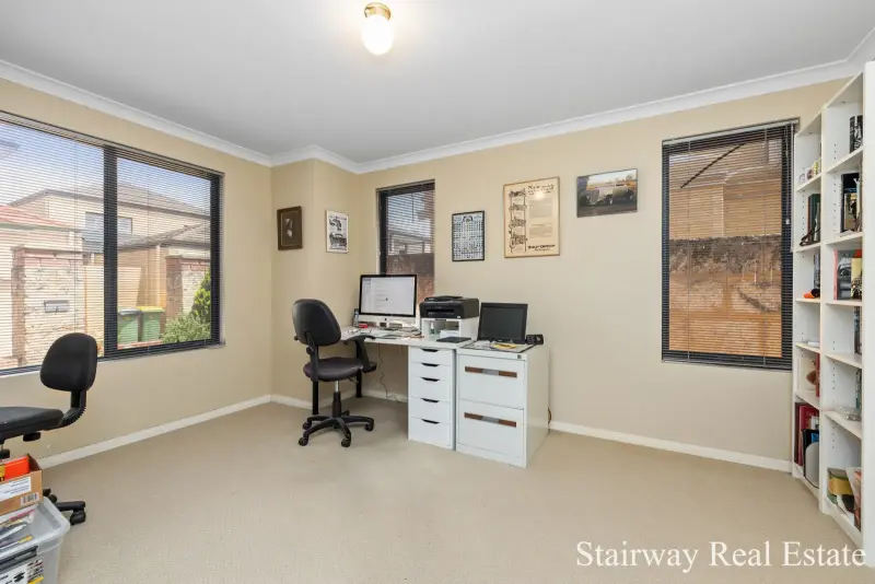 Mirror Lane — Splendid 3/4 Bedroom Webb & Brown-Neaves Residence