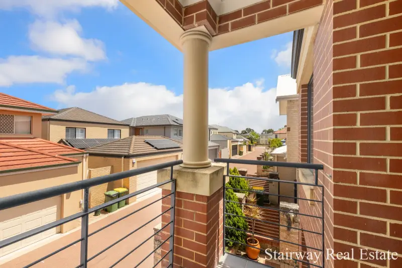 Mirror Lane — Splendid 3/4 Bedroom Webb & Brown-Neaves Residence