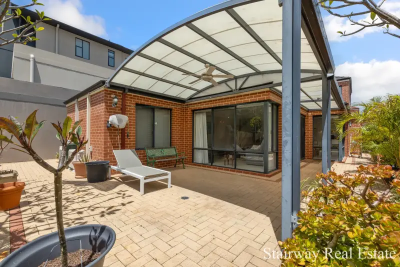 Mirror Lane — Splendid 3/4 Bedroom Webb & Brown-Neaves Residence