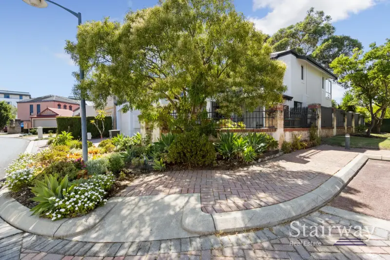 Lakewood Avenue — Luxurious Family Home Backing onto Parklands