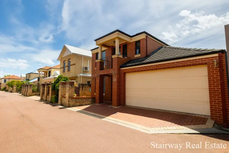 Mirror Lane — Splendid 3/4 Bedroom Webb & Brown-Neaves Residence