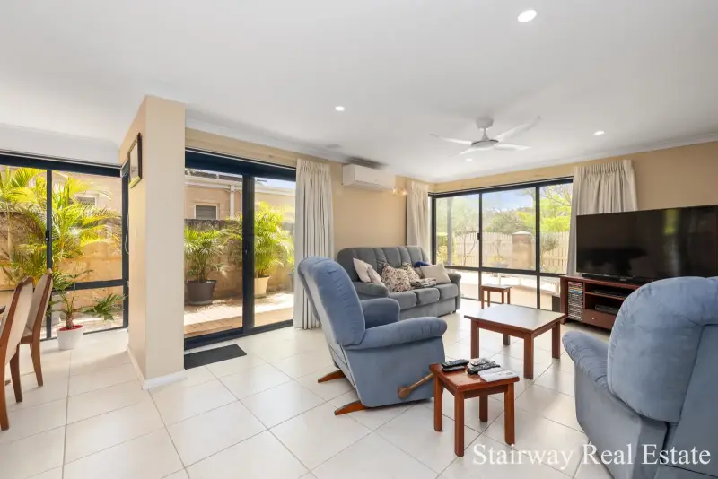 Mirror Lane — Splendid 3/4 Bedroom Webb & Brown-Neaves Residence