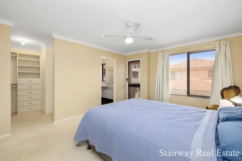 Mirror Lane — Splendid 3/4 Bedroom Webb & Brown-Neaves Residence